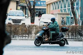 笑不活了，湖北一大爷骑电车致3名交警一起摔倒。评论区网友炸锅图片