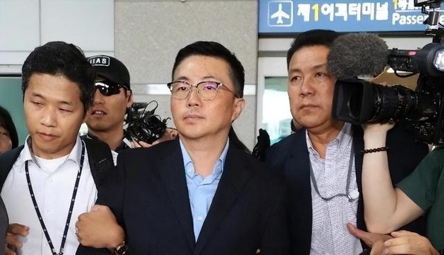 被关牢房后，金建希吃不下饭，她的亲信也被捕，朴槿惠李明博缺席