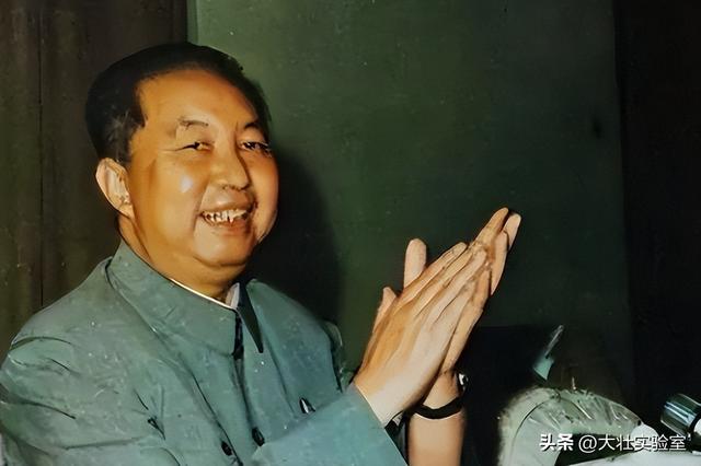 华国锋的夫人韩芝俊有多美？1961年的全家留影，30岁她端庄贤惠