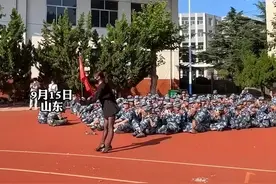 女大学生“一身黑”跳深蹲舞，军训男生低头不语，网友：不合适图片
