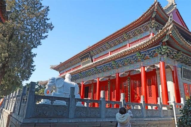 西安:市民游客打卡“草堂烟雾”