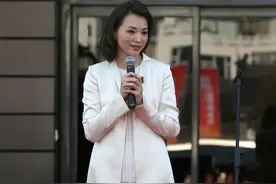 董卿又带火了一种名媛穿法：纯色大衣+高跟鞋，时髦显瘦又高级图片