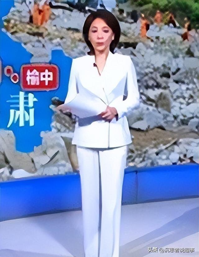 她被称为央视美女主持人“第一丝袜腿”，穿衣打扮值得学习