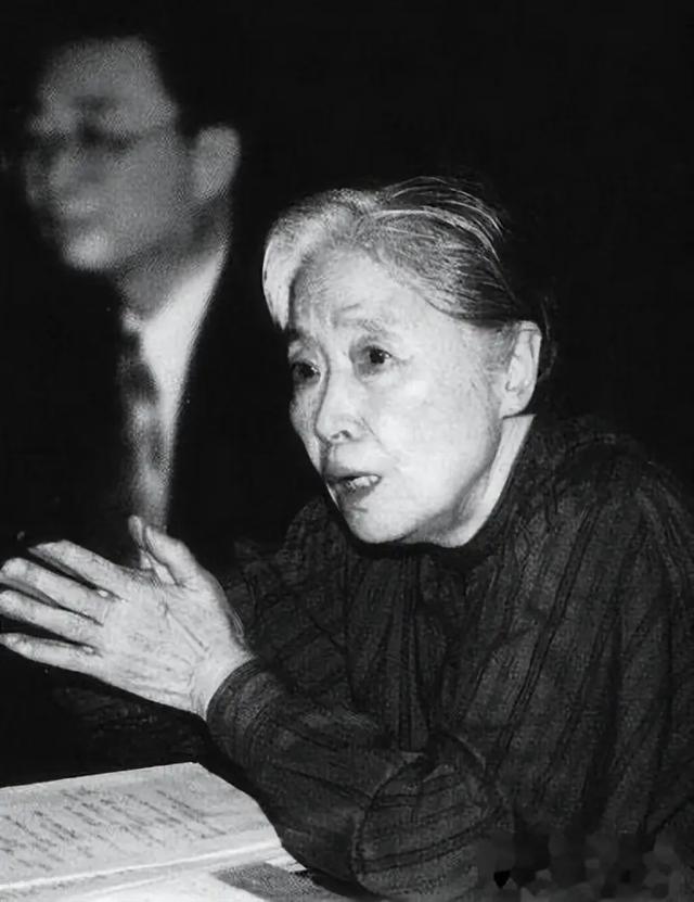 1984年，王光美来到河南和当县长的儿子刘源，留下一张珍贵的合影