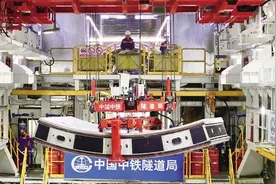 突破5000米 “领航号”盾构机在长江江底掘进图片