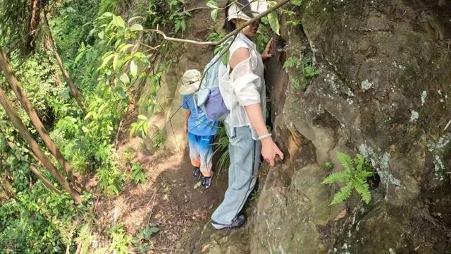 重庆大学城深山发现一排蛮子洞，内部有古人留下的文字和生活痕迹