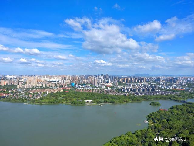 蓝天白云下的无锡蠡湖，浪漫如诗，心随浪逐，梦与湖共舞。