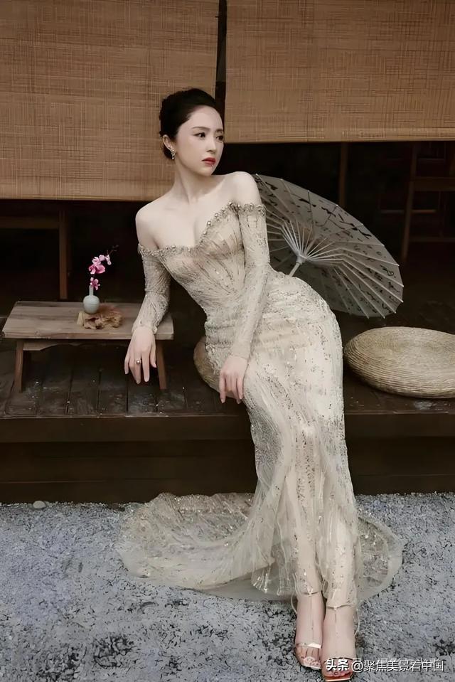 模特漂亮，摄影师构图大气，每一张都可以作屏保