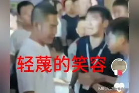 男子护犊踹飞大猩猩，扮演者：道歉，报警，单挑？男子轻蔑的笑了图片