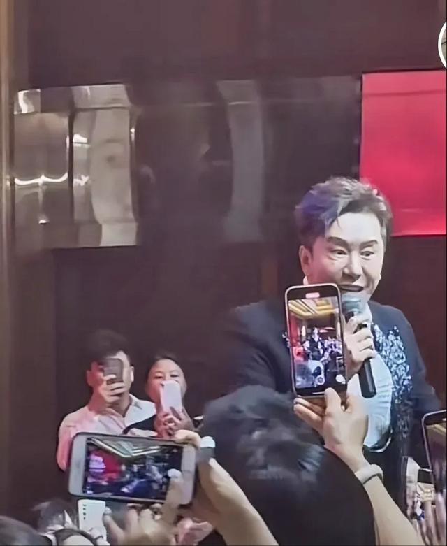 他8次上春晚，作死被捕入狱，如今56岁无人问津	，沦落到四处走穴