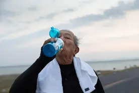 喝水可能影响寿命！再次提醒：过了70岁后，牢记喝水“四不要”！图片