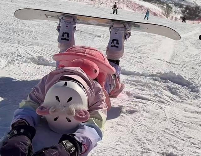 远离造神迷障！全红婵带伤去滑雪，没想到让人担心的事还是出现了