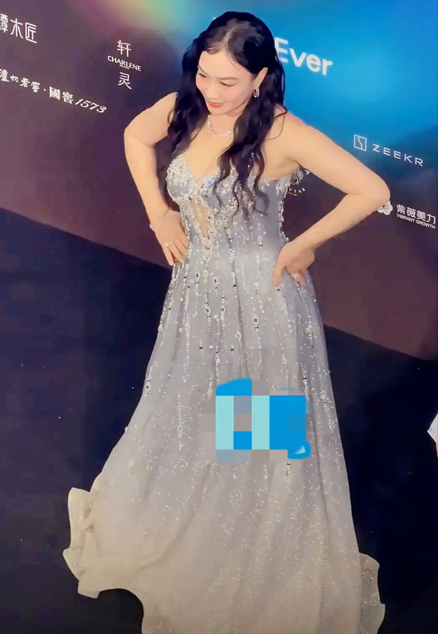 55岁钟丽缇中年发福太多！胖到180斤 胸大腚圆 满身肥肉穿吊带