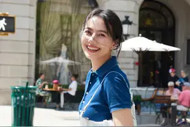 高圆圆漫步纽约，上身穿蓝色短袖配白色半身裙，气质很好笑容灿烂图片