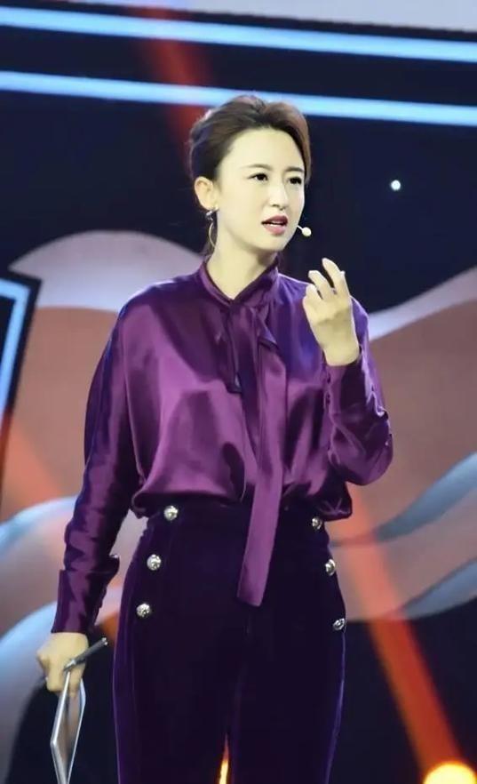 因长相太出众被传私生活混乱，为家庭离开央视的张蕾，如今怎样？