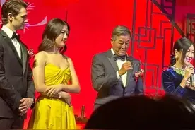 大S具俊晔参加伟忠哥女儿归宁宴，盛装打扮合影都手牵手，大S胖了图片