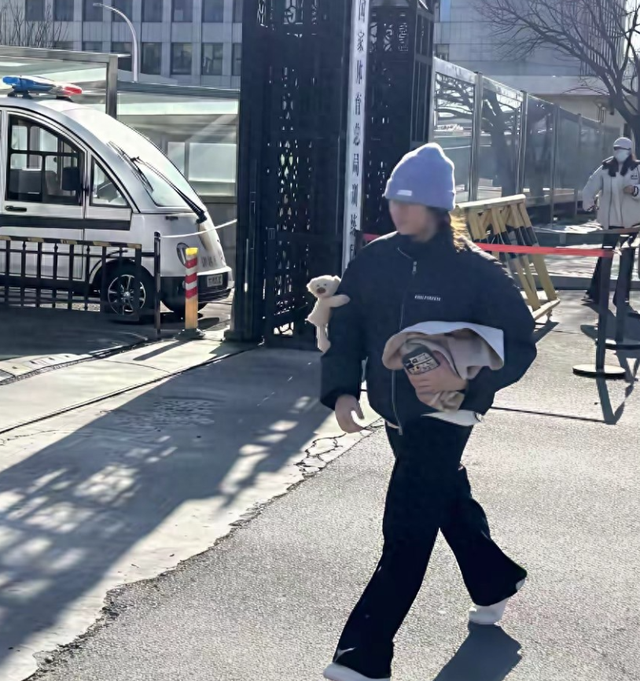 全红婵现身国家体育总局，长发造型美出新高度，陈若琳这次没来接