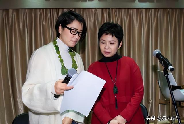 62岁毛阿敏与63岁董文华现况对比！一个豪门守寡，一个风采依旧
