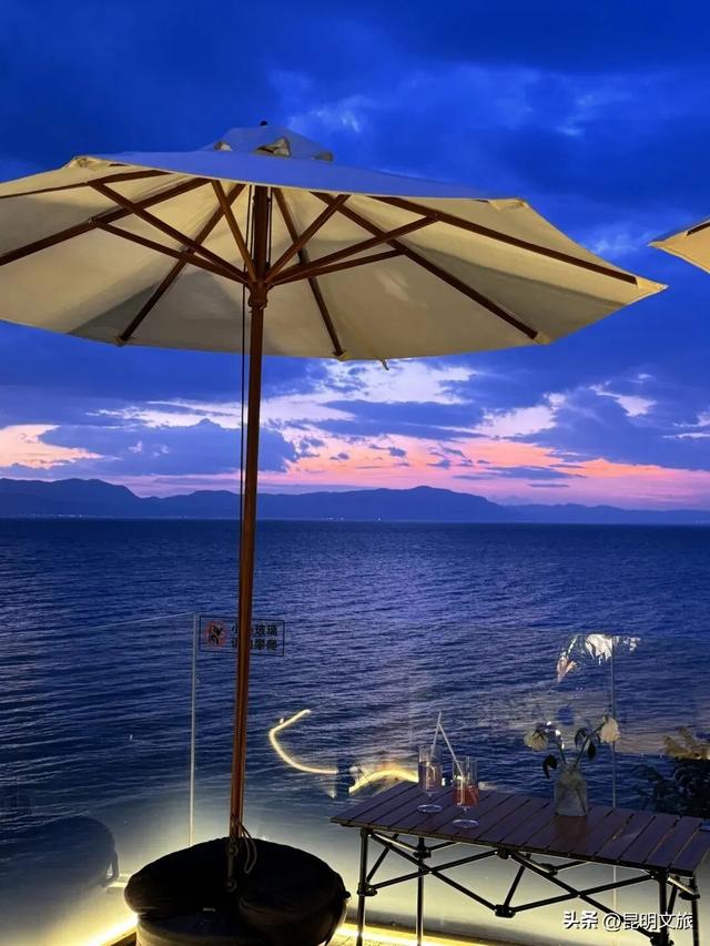 在窗边收藏一整片滇池！海晏村绝美咖啡馆推荐，快码住→