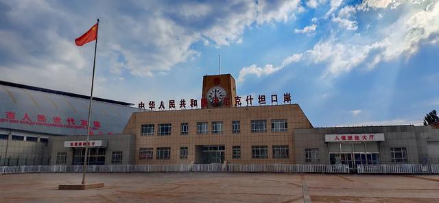 去中国最西的国境线，见证天山和昆仑山交汇处的壮观