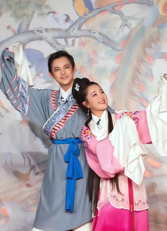何炅和杨钰莹的一张牵手照，暴露两人关系 原来他俩“藏”的这么深