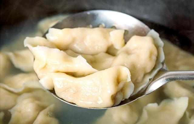 煮饺子时，水开下锅就错了，教你一招，饺子鲜嫩好吃不破皮