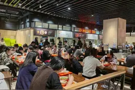 走，去超市吃饭去！最近，年轻人流行把超市当食堂图片