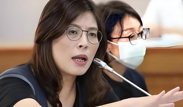 郑丽文不装了？国台办回应武统后，郑丽文宣称：绝不放弃武力保台