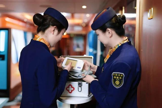 坐着火车游新疆，你愿意去看可可托海牧羊人吗？