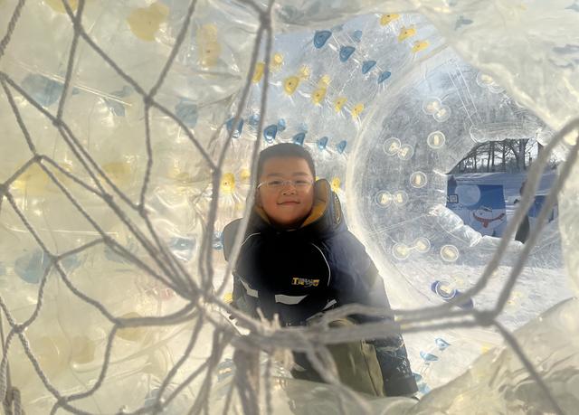 玉渊潭公园第十七届冰雪季启幕 全新百米冰滑梯领衔冬日畅玩