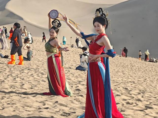 双节同庆，欢乐满溢！鸣沙山月牙泉再现文旅热潮