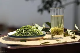 “但凡这个季节来苏州的，定要喝一杯纯正的苏州碧螺春”图片