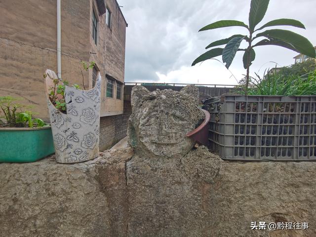 偏远乡野中寻找一个古寺遗址，探险一个深邃溶洞