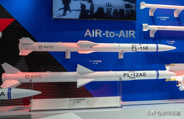 金正恩称赞朝鲜女飞行员是巾帼英雄