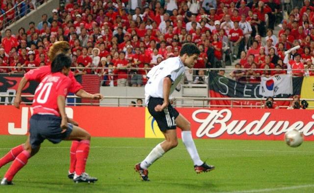 2002年世界杯，韩国队连黑意大利西班牙！诠释了何为韩国体育精神