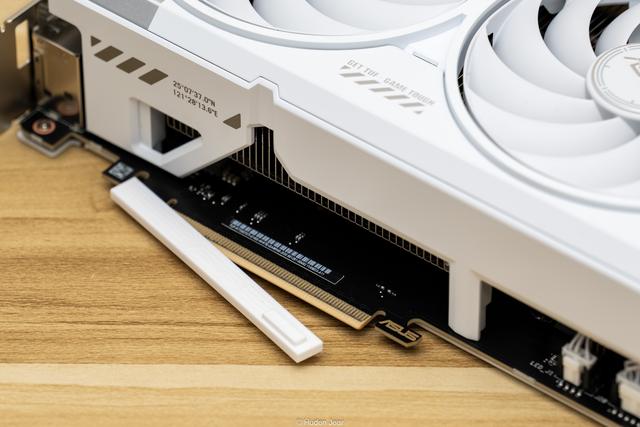 极地坚冰！华硕TUF RTX 5070Ti O16G白色游戏实测