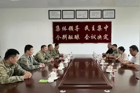 “八一”慰问送关怀 共叙军民鱼水情图片