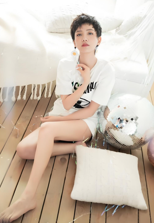 长得千娇百媚，奈何有个糙汉名，这5位被名字拖累的女星，太可惜​
