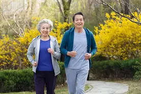 55岁大叔每天慢跑三十分钟，十几年如一日，如今身体情况怎么样？图片