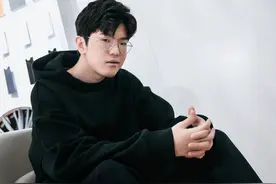 英雄联盟职业选手Jiejie头部受伤暂别赛场，EDG俱乐部发公告：在酒店洗手间意外摔倒图片