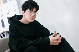 英雄联盟职业选手Jiejie头部受伤暂别赛场，EDG俱乐部发公告：在酒店洗手间意外摔倒图片
