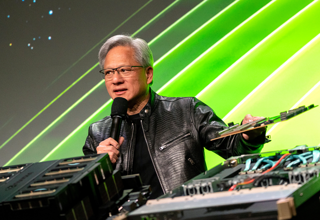 英伟达交 15%“保护费”，苹果送金摆件！特朗普咋总薅科技羊毛？