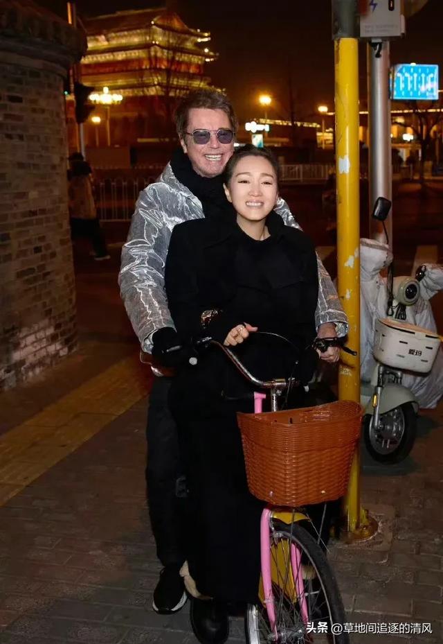 59岁的巩俐和77岁丈夫北京街头游客照，幸福又温馨的样子！ ​​​