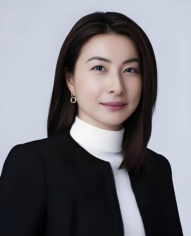 霍启刚高调官宣喜讯仨月，郭晶晶再破天花板，让整个贵妇圈沉默了