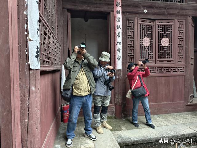 金叶映古村，醉美长岗岭