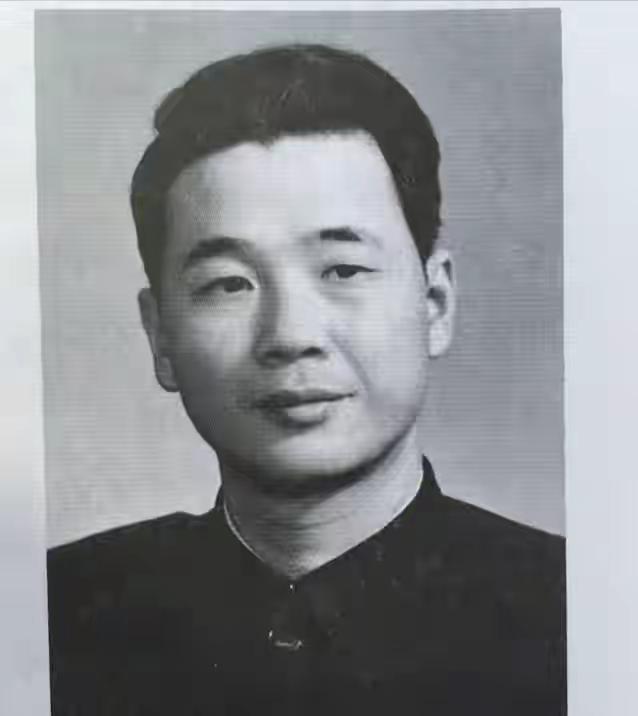 李鹏总理儿媳罕见留影，五官端正长相大气，爷爷功勋卓著比肩元帅