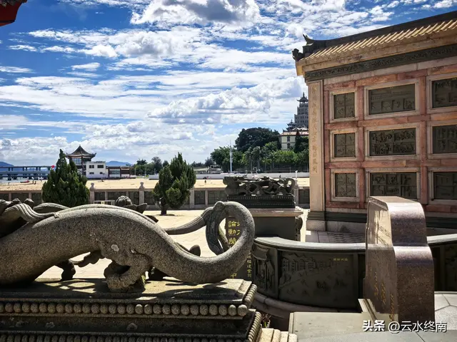 我看到以国家的名义纪念一个人！在一个从小学中学上到大学的村子