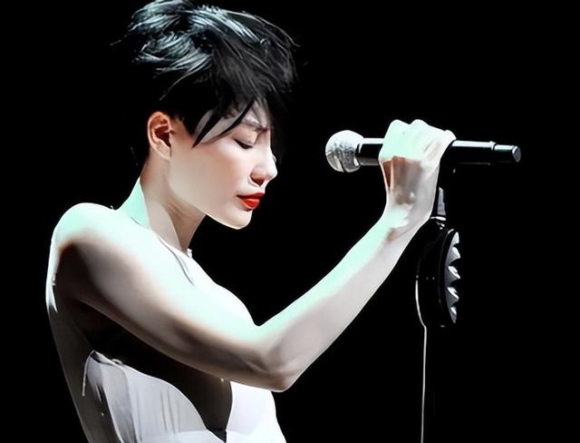 谢霆锋也没想到，自己的甜蜜女友王菲，竟走上了和张柏芝一样的路