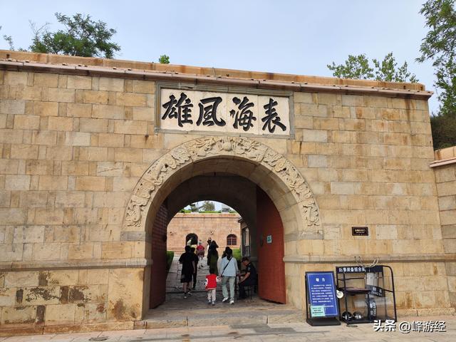 搭乘17路双层巴士来到美丽的栈桥，东炮台上看清末烟台的海防要塞