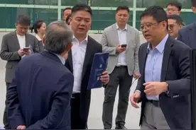 刘强东闪现港科大！身体发福老了不少，多人陪同参观人工智能项目图片